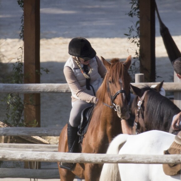 Exclusif - Madonna fait une balade à cheval sur la plage de Comporta avec son fils David, le 8 octobre 2017.