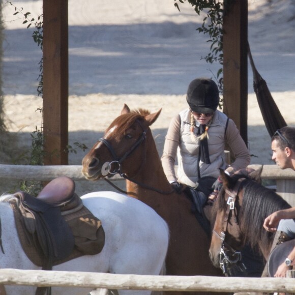 Exclusif - Madonna fait une balade à cheval sur la plage de Comporta avec son fils David, le 8 octobre 2017.