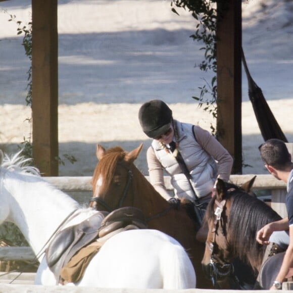 Exclusif - Madonna fait une balade à cheval sur la plage de Comporta avec son fils David, le 8 octobre 2017.