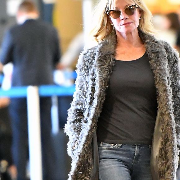 Melanie Griffith arrive à l'aéroport de Los Angeles (LAX), le 12 octobre 2017.