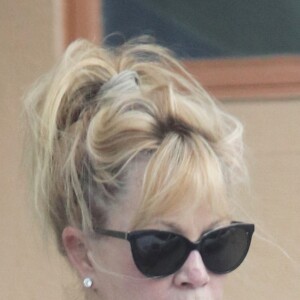 Exclusif - Melanie Griffith se promène à Los Angeles avec une attelle au pied gauche à Los Angeles le 5 octobre 2017.