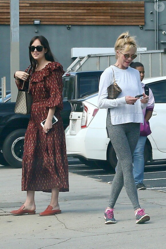 Exclusif - Melanie Griffith et sa fille Dakota Johnson prennent un café ensemble à West Hollywood, le 14 septembre 2017