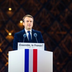 Emmanuel Macron, élu président de la république, salue ses militants devant la pyramide au musée du Louvre à Paris, après sa victoire lors du deuxième tour de l'élection présidentielle. Le 7 mai 2017.