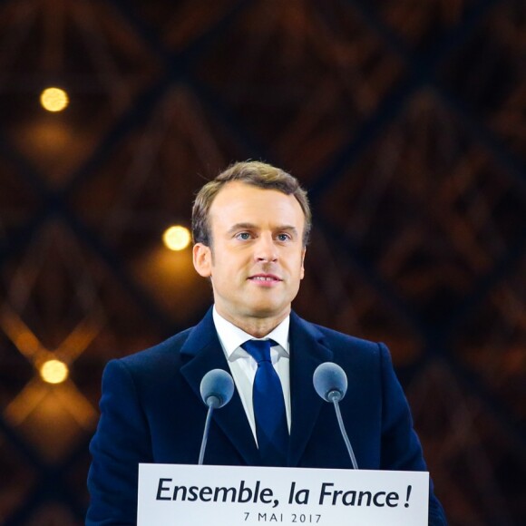 Emmanuel Macron, élu président de la république, salue ses militants devant la pyramide au musée du Louvre à Paris, après sa victoire lors du deuxième tour de l'élection présidentielle. Le 7 mai 2017.
