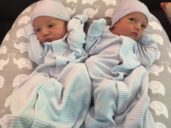 Jaime Pressly présente ses jumeaux Leo et Lenon, nés le 18 octobre, sur Instagram.