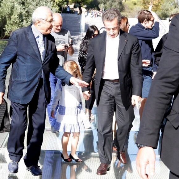 Nicolas Sarkozy, sa femme Carla Bruni et leur fille Giulia arrivent au musée de l'Acropole à Athènes. Le 24 octobre 2017  Nicolas Sarkozy and wife Carla Bruni get a warm welcome as they visit the Akropolis Museum with their daughter Giulia during their visit to Greece.24/10/2017 - Athènes