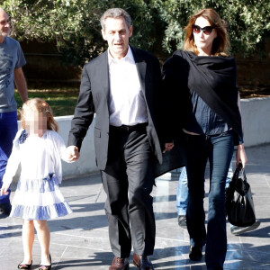 Nicolas Sarkozy, sa femme Carla Bruni et leur fille Giulia arrivent au musée de l'Acropole à Athènes. Le 24 octobre 2017  Nicolas Sarkozy and wife Carla Bruni get a warm welcome as they visit the Akropolis Museum with their daughter Giulia during their visit to Greece.24/10/2017 - Athènes