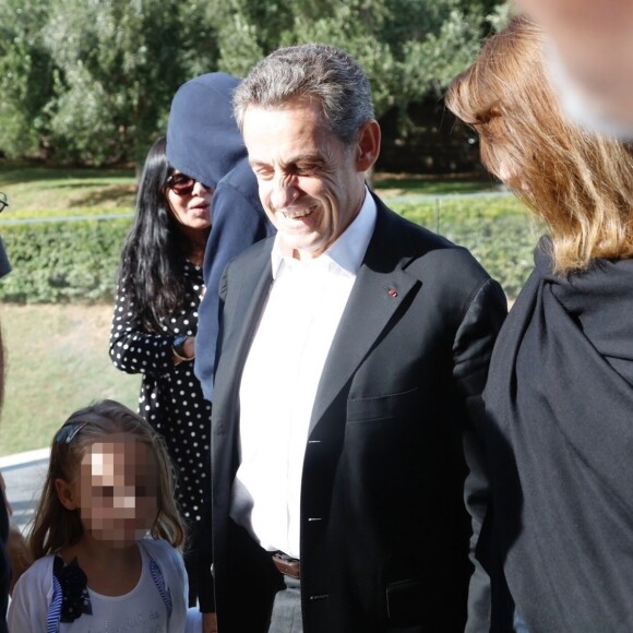 Nicolas Sarkozy, sa femme Carla Bruni et leur fille Giulia arrivent au musée de l'Acropole à Athènes. Le 24 octobre 2017  Nicolas Sarkozy and wife Carla Bruni get a warm welcome as they visit the Akropolis Museum with their daughter Giulia during their visit to Greece.24/10/2017 - Athènes