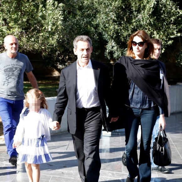 Nicolas Sarkozy, sa femme Carla Bruni et leur fille Giulia arrivent au musée de l'Acropole à Athènes. Le 24 octobre 2017  Nicolas Sarkozy and wife Carla Bruni get a warm welcome as they visit the Akropolis Museum with their daughter Giulia during their visit to Greece.24/10/2017 - Athènes