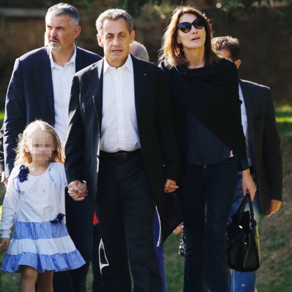 Nicolas Sarkozy, sa femme Carla Bruni et leur fille Giulia arrivent au musée de l'Acropole à Athènes. Le 24 octobre 2017  Nicolas Sarkozy and wife Carla Bruni get a warm welcome as they visit the Akropolis Museum with their daughter Giulia during their visit to Greece.24/10/2017 - Athènes