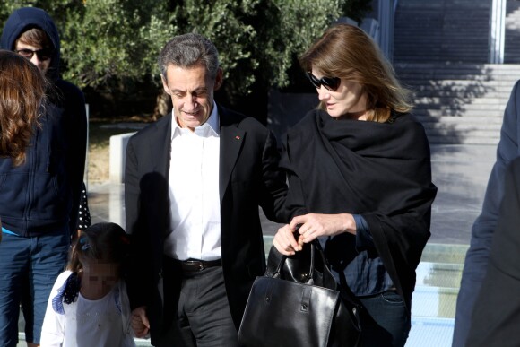 Nicolas Sarkozy, sa femme Carla Bruni et leur fille Giulia à la sortie ont visité le musée de l'Acropole à Athènes. Le 24 octobre 2017 © Aristidis Vafeiadakis / Zuma Press / Bestimage  October 24, 2017 - Athens, Greece - Former French President NICOLAS SARKOZY with his wife CARLA BRUNI visit Acropolis museum. The former french president with his wife Carla Bruni arrive in Athens for her world music tour, giving two performances at the iconic Pallas Theatre in Syntagma. ''French Touch'' is the title of Bruni's new album (to be released in October) and contains a collection of adaptations of well-known songs in English produced by the legendary producer, composer and musician David Foster24/10/2017 - Athens
