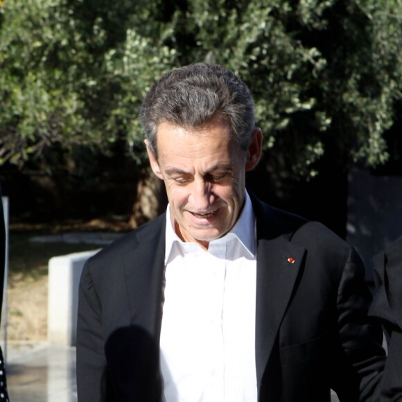 Nicolas Sarkozy, sa femme Carla Bruni et leur fille Giulia à la sortie ont visité le musée de l'Acropole à Athènes. Le 24 octobre 2017 © Aristidis Vafeiadakis / Zuma Press / Bestimage  October 24, 2017 - Athens, Greece - Former French President NICOLAS SARKOZY with his wife CARLA BRUNI visit Acropolis museum. The former french president with his wife Carla Bruni arrive in Athens for her world music tour, giving two performances at the iconic Pallas Theatre in Syntagma. ''French Touch'' is the title of Bruni's new album (to be released in October) and contains a collection of adaptations of well-known songs in English produced by the legendary producer, composer and musician David Foster24/10/2017 - Athens