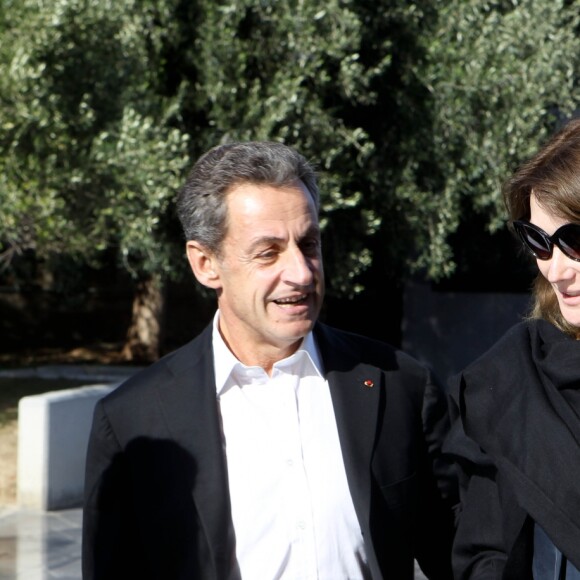 Nicolas Sarkozy, sa femme Carla Bruni et leur fille Giulia à la sortie ont visité le musée de l'Acropole à Athènes. Le 24 octobre 2017 © Aristidis Vafeiadakis / Zuma Press / Bestimage  October 24, 2017 - Athens, Greece - Former French President NICOLAS SARKOZY with his wife CARLA BRUNI visit Acropolis museum. The former french president with his wife Carla Bruni arrive in Athens for her world music tour, giving two performances at the iconic Pallas Theatre in Syntagma. ''French Touch'' is the title of Bruni's new album (to be released in October) and contains a collection of adaptations of well-known songs in English produced by the legendary producer, composer and musician David Foster24/10/2017 - Athens
