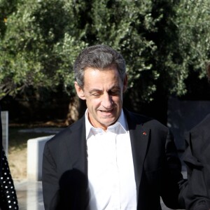 Nicolas Sarkozy, sa femme Carla Bruni et leur fille Giulia à la sortie ont visité le musée de l'Acropole à Athènes. Le 24 octobre 2017 © Aristidis Vafeiadakis / Zuma Press / Bestimage  October 24, 2017 - Athens, Greece - Former French President NICOLAS SARKOZY with his wife CARLA BRUNI visit Acropolis museum. The former french president with his wife Carla Bruni arrive in Athens for her world music tour, giving two performances at the iconic Pallas Theatre in Syntagma. ''French Touch'' is the title of Bruni's new album (to be released in October) and contains a collection of adaptations of well-known songs in English produced by the legendary producer, composer and musician David Foster24/10/2017 - Athens