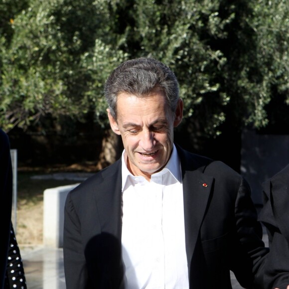 Nicolas Sarkozy, sa femme Carla Bruni et leur fille Giulia à la sortie ont visité le musée de l'Acropole à Athènes. Le 24 octobre 2017 © Aristidis Vafeiadakis / Zuma Press / Bestimage  October 24, 2017 - Athens, Greece - Former French President NICOLAS SARKOZY with his wife CARLA BRUNI visit Acropolis museum. The former french president with his wife Carla Bruni arrive in Athens for her world music tour, giving two performances at the iconic Pallas Theatre in Syntagma. ''French Touch'' is the title of Bruni's new album (to be released in October) and contains a collection of adaptations of well-known songs in English produced by the legendary producer, composer and musician David Foster24/10/2017 - Athens