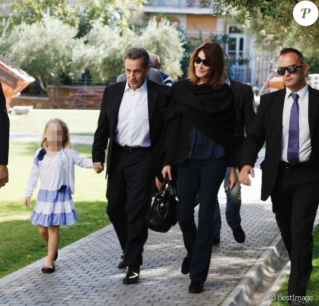 Carla Bruni En Grece Visite Touristique Avec Giulia Et Nicolas Sarkozy Purepeople