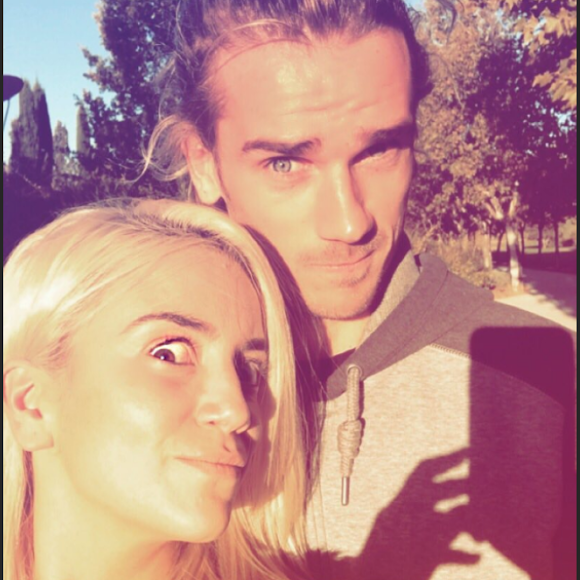 Antoine Griezmann et sa femme Erika Choperena grimacent au cours d'une sortie en famille à Madrid le 24 octobre 2017.