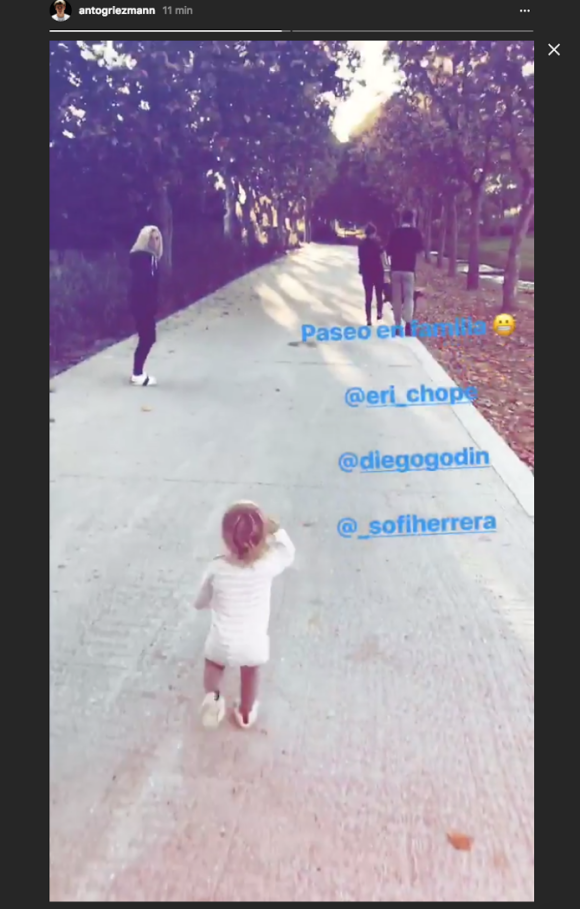 Antoine Griezmann et sa femme Erika Choperena au cours d'une sortie en famille avec leur fille d'un an et demi, à Madrid le 24 octobre 2017.