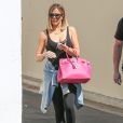Khloe Kardashian porte un sac Hermès rose et des mules en fourrure dans les rues de Calabasas, le 30 août 2017.