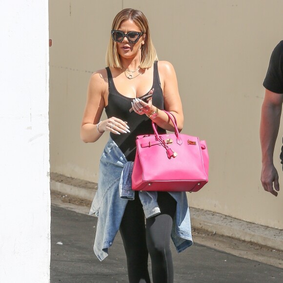 Khloe Kardashian porte un sac Hermès rose et des mules en fourrure dans les rues de Calabasas, le 30 août 2017.