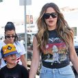 Kourtney et Khloe Kardashian emmènent Penelope et Mason chez Duff's Cakemix à Los Angeles le 28 juillet 2017.