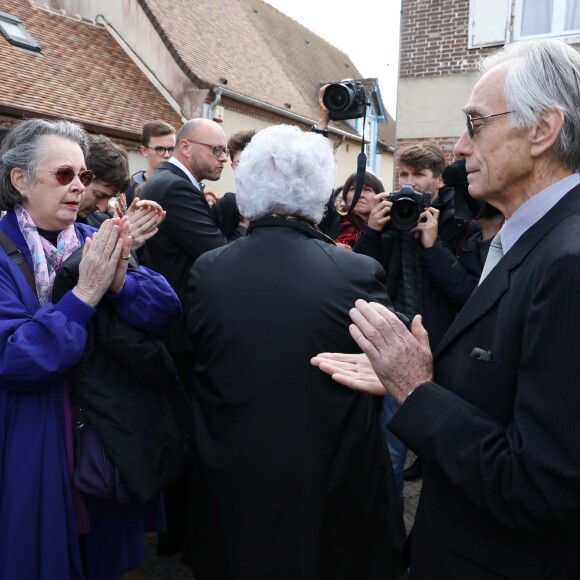 Dominique Lavanant et Jacques Jenvrin, le compagnon de Danielle Darrieux - Obsèques de Danielle Darrieux en l'église Saint-Jean Baptiste de Bois-le-Roi (Eure) le 25 octobre 2017.