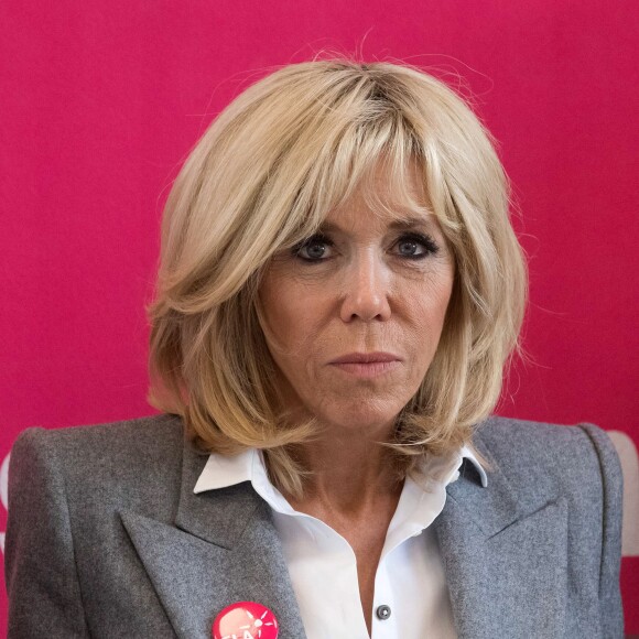 La Première Dame Brigitte Macron (Trogneux) - La Première Dame française lors de la lecture de la dictée ELA à l'occasion de la 14ème édition de la dictée d'ELA (Association européenne contre les leucodystrophie) au collège Georges Courteline dans le XIIe arrondissement de Paris, le 16 octobre 2017.