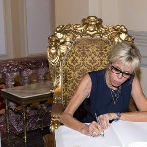 Semi Exclusif - Brigitte Macron (Trogneux) visite le musée du palais présidentiel (Cotroceni) avec Carmen Iohannis, la femme du président de la Roumanie à Bucarest le 24 août 2017. © Pierre Perusseau / Bestimage