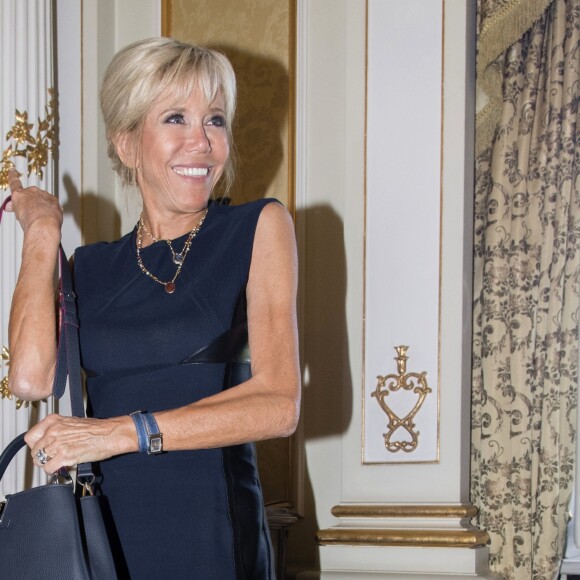 Semi Exclusif - Brigitte Macron (Trogneux) visite le musée du palais présidentiel (Cotroceni) avec Carmen Iohannis, la femme du président de la Roumanie à Bucarest le 24 août 2017. © Pierre Perusseau / Bestimage