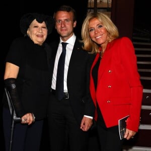 Exclusif - Prix Spécial - No Web - Le président de la République française Emmanuel Macron et sa femme la Première Dame Brigitte Macron (Trogneux) rencontrent l'actrice Juliette Carré les coulisses - Le président de la République française et sa femme la Première Dame sont allés à la représentation de la pièce de théâtre "Le Tartuffe" au théâtre de La Porte Saint-Martin à Paris, France, le 14 octobre 2017. © Sébastien Valiela/Bestimage  Exclusive - For Germany Call For Price - No Web - French President and his wife the First Lady went to the representation of "Le Tartuffe" at the Hebertot theater in Paris, France, on October 14th, 2017.14/10/2017 - Paris