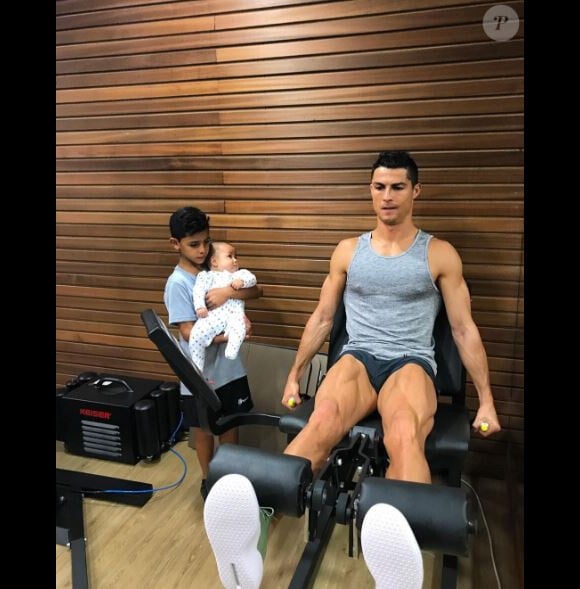Cristiano Ronaldo fait de la musculation devant sion fils Cristiano Jr et l'un de ses jumeaux. Instagram, le 25 octobre 2017.