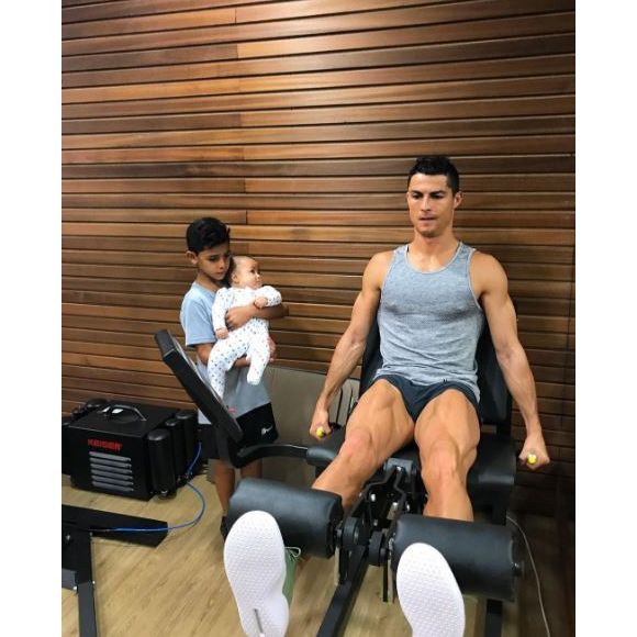 Cristiano Ronaldo fait de la musculation devant sion fils Cristiano Jr et l'un de ses jumeaux. Instagram, le 25 octobre 2017.