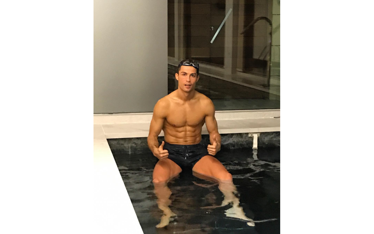 Photo : Cristiano Ronaldo et ses abdos. Photo Instagram. - Purepeople