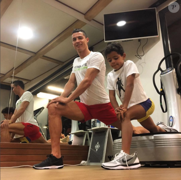 Cristiano Ronaldo et son fils Cristiano Ronaldo Jr. en plein entraînement, photo Instagram décembre 2016.