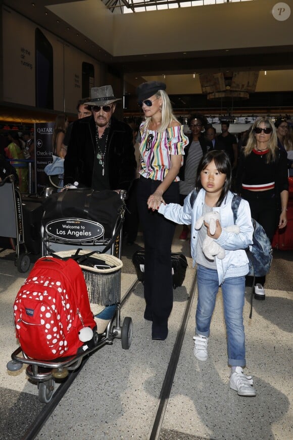 Semi-exclusif - Johnny Hallyday à quitté Los Angeles pour Paris avec sa femme Laeticia, ses filles Jade et Joy, son manager Sébastien Farran, Elyette la grand-mère de sa femme et sa chienne Cheyenne le 29 mai 2017.