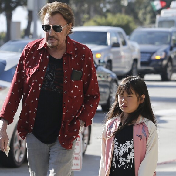 Johnny Hallyday avec sa femme Laeticia, leurs filles Jade et Joy, Marie Poniatowski avec son mari Pierre Rambaldi et leur fille Tess, à Santa Monica, le 1er avril 2017.