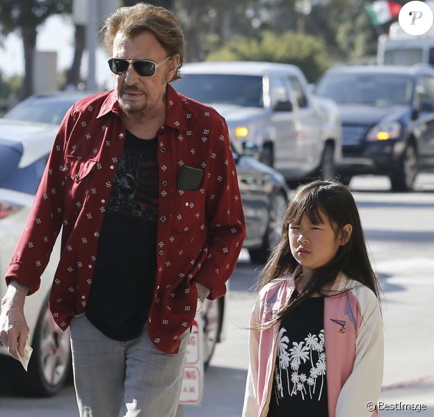 Johnny Hallyday avec sa femme Laeticia, leurs filles Jade et Joy, Marie Poniatowski avec son mari Pierre Rambaldi et leur fille Tess, à Santa Monica, le 1er avril 2017.