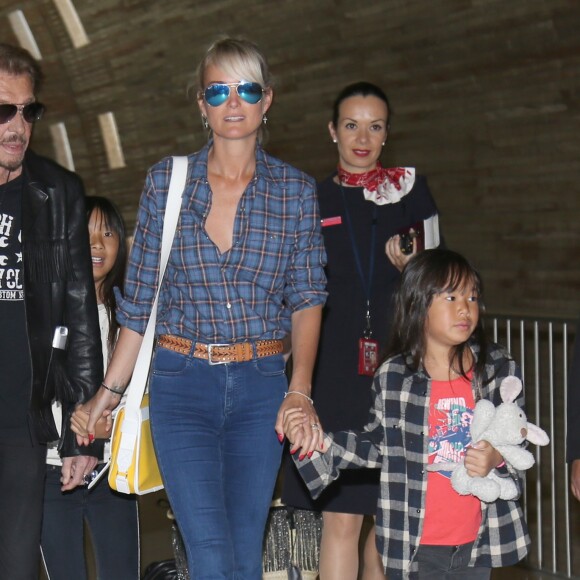 Exclusif - Johnny Hallyday repart en famille avec sa femme Laeticia, ses filles Jade et Joy et Eliette, la grand-mère de Laeticia à Saint-Barthélemy de l'aéroport Roissy Charles de Gaulle le 27 juillet 2016.