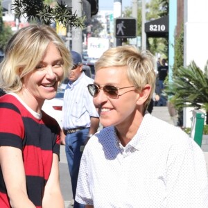 Exclusif - Ellen DeGeneres et sa femme Portia de Rossi s'embrasse tendrement dans la rue à West Hollywood le 20 juin 2017.