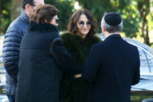 Exclusif - Ruth Elkrief, Nathalie Rykiel, Haïm Korsia (grand-rabbin de France) - Obsèques de Clara Halter au cimetière de Bagneux, le 31 octobre 2017.