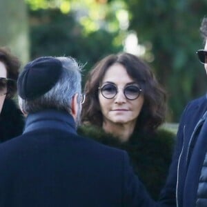 Exclusif - Ruth Elkrief, Haïm Korsia (grand-rabbin de France), Nathalie Rykiel et Patrick Bruel - Obsèques de Clara Halter au cimetière de Bagneux, le 31 octobre 2017.