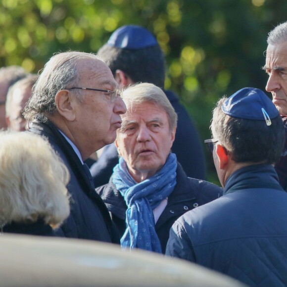 Exclusif - Bernard Kouchner et Bernard-Henri Lévy - Obsèques de Clara Halter au cimetière de Bagneux, le 31 octobre 2017.