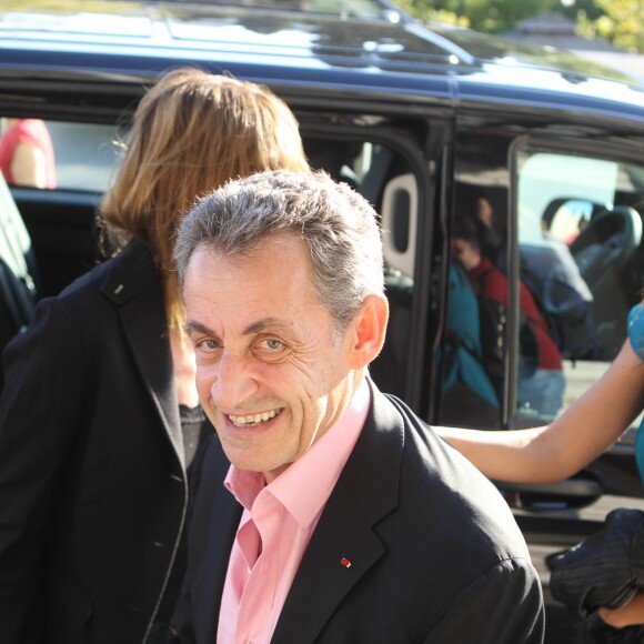 Carla Bruni et Nicolas Sarkozy arrivent à leur hôtel à Athènes, le 22 octobre 2017.