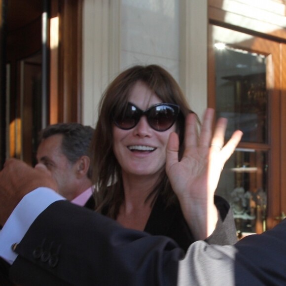 Carla Bruni et Nicolas Sarkozy arrivent à leur hôtel à Athènes le 22 octobre 2017.