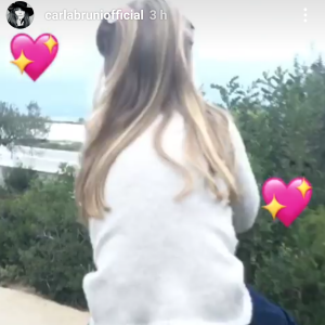 Nicolas Sarkozy avec sa fille Giulia sur les épaules. Instagram, le 1er novembre 2017.