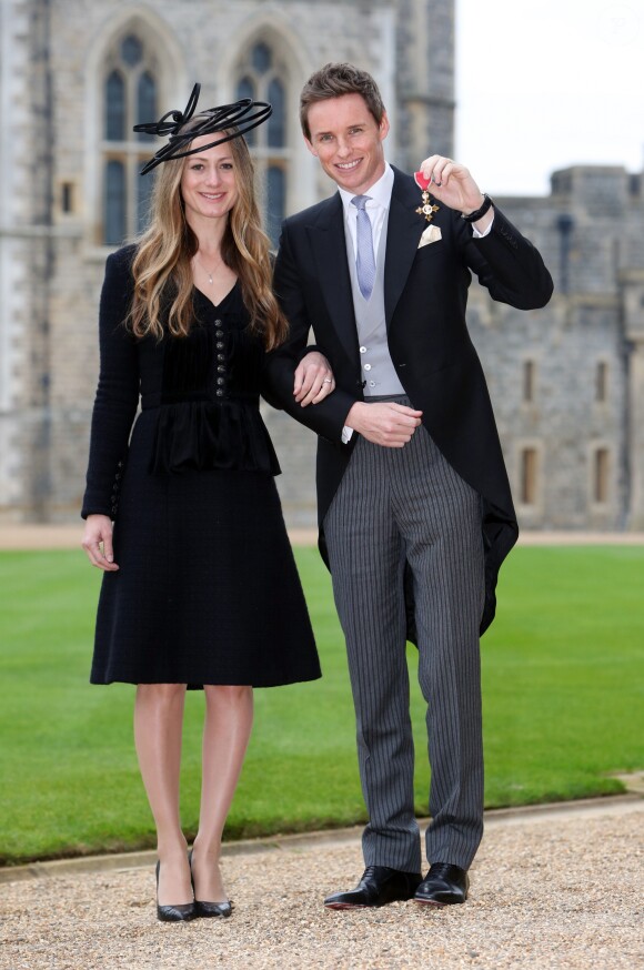 Eddie Redmayne reçoit la médaille d'Officier dans l'ordre de l'Empire britannique pose avec sa femme Hannah Bagshawe à Windsor, Royaume Uni, le 2 décembre 2016.