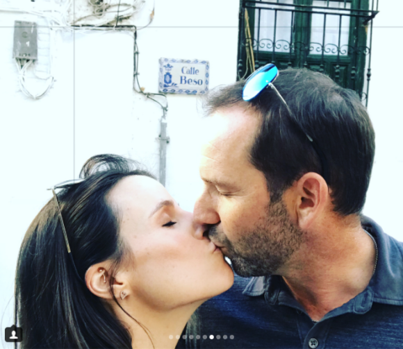 Un baiser dans la rue du baiser ("Calle Beso")... Sergio Garcia et sa femme Angela Akins à Grenade en Espagne fin octobre 2017 (photo Instagram) pour l'anniversaire de la journaliste américaine. Quelques jours plus tôt, le couple révélait attendre son premier enfant, une petite fille, pour mars 2018.