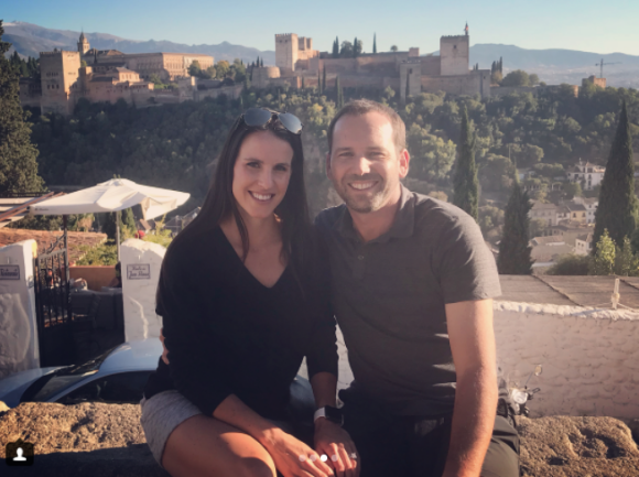 Sergio Garcia et sa femme Angela Akins à Grenade en Espagne fin octobre 2017 (photo Instagram) pour l'anniversaire de la journaliste américaine. Quelques jours plus tôt, le couple révélait attendre son premier enfant, une petite fille, pour mars 2018.