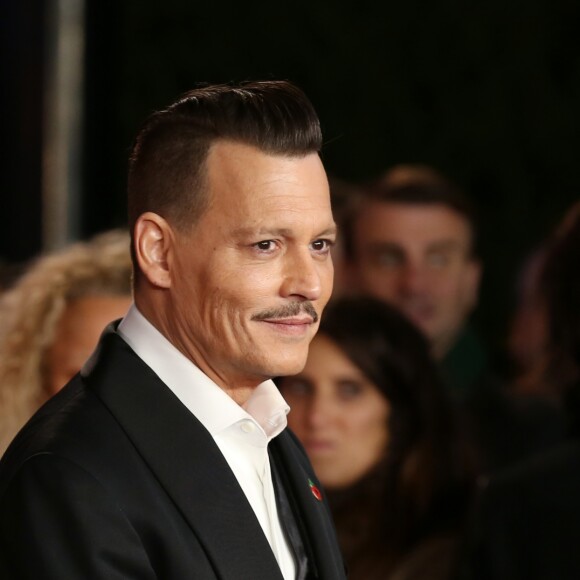 Johnny Depp à la première de "Murder On The Orient Express" au Royal Albert Hall à Londres, le 2 novembre 2017.