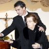 Antonio Banderas et sa mère Ana aux funérailles du père de l'acteur à Malaga en février 2008.